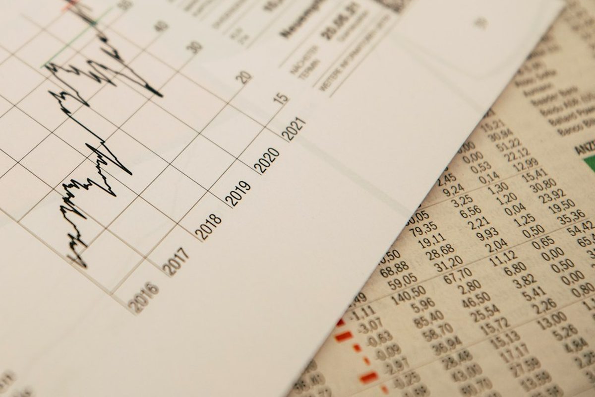 株価チャートと株価の一覧が載った新聞（類似業種比準価額で、上場会社の業種目別株価と比べて自社株を評価するイメージ）