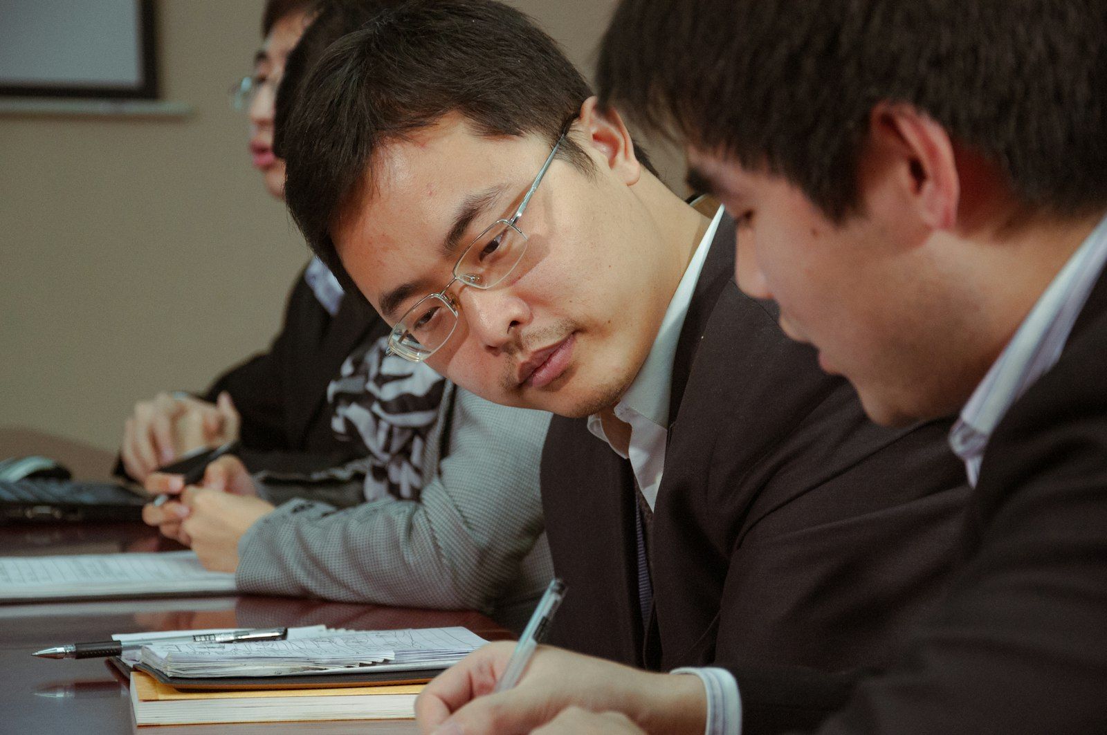 資料に書き込みながら議論する