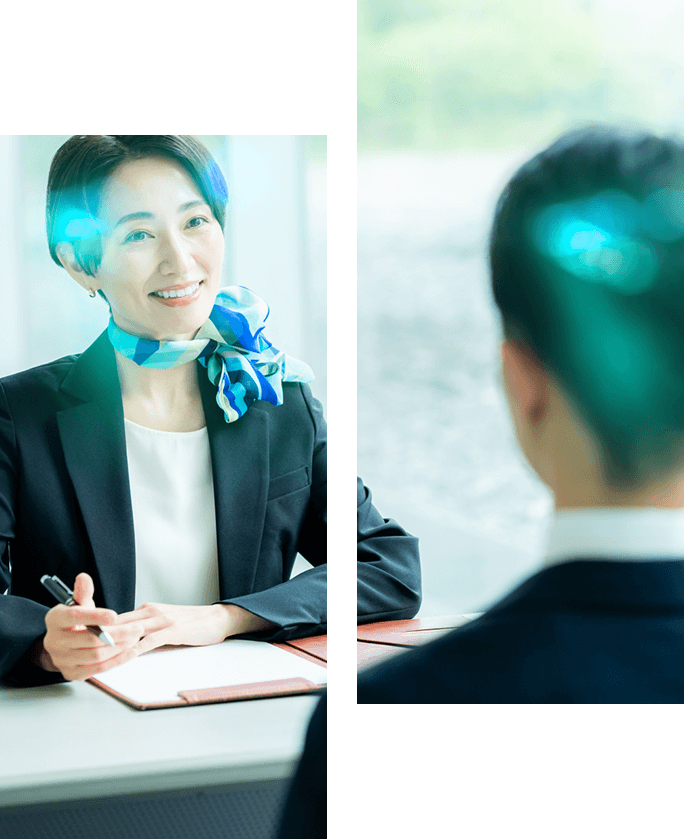 笑顔で打ち合わせをしている様子