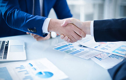 握手しているビジネスマン