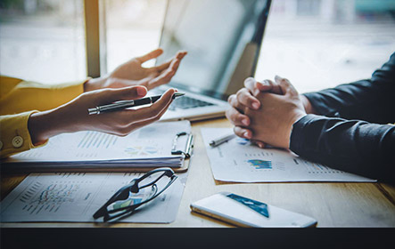 書類を広げ打ち合わせをしている様子