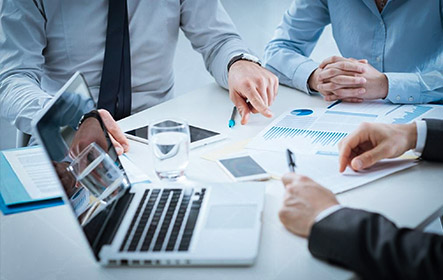 書類を広げ打ち合わせをしている様子