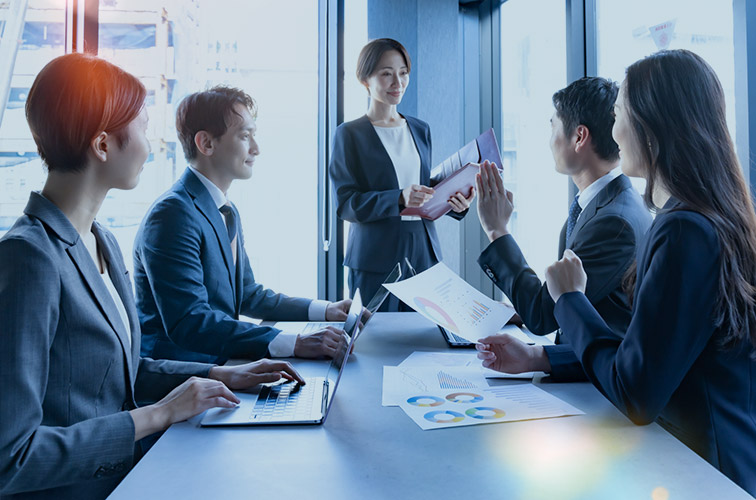 打ち合わせをしているビジネスマン